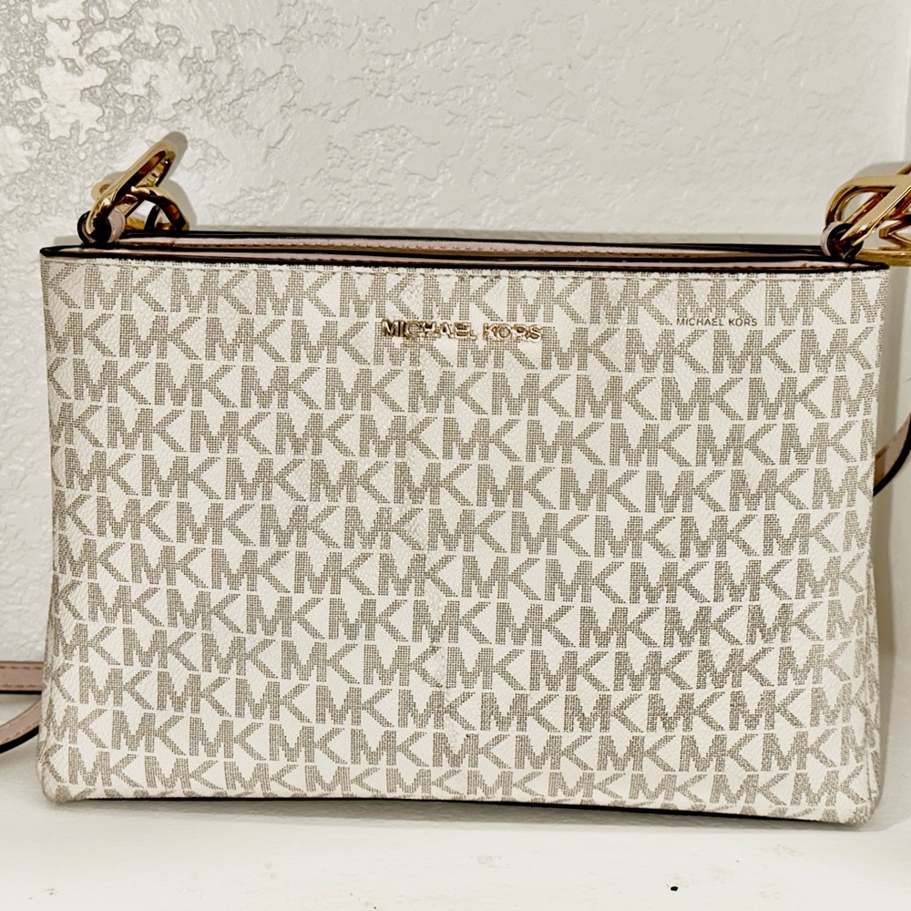Small cross body Michael Kors Purse.